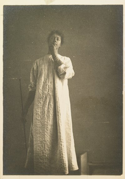 Nainen paidassa, käsi suun edessä tekijältä Fernand Khnopff