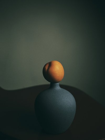 Tummanpersikanvärinen maljakko tekijältä FiguraNYC Photography