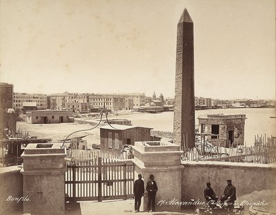 Aleksandria, Egypti: Kleopatran obeliski, jossa neljä miestä poseeraa valokuvassa tekijältä Félix Bonfils