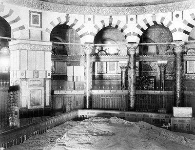 Omarin moskeijan sisustus Jerusalemissa. Kaksi riviä pylväitä ja marmoripylväitä ympäröivät juutalaisille ja muslimeille pyhää kalliota tekijältä Félix Bonfils