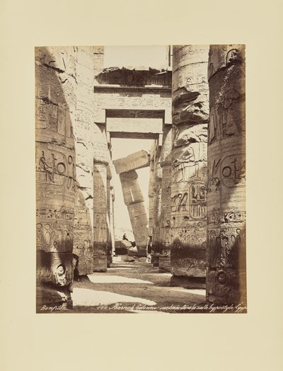 Karnak. Kallistettu pylväs hypostyylisalissa, Egypti tekijältä Félix Bonfils