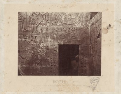Mies avautumassa Ramses III:n temppelissä Egyptissä Veistokset Ramses III:n temppelissä, 2. sisäpihan takana, oikealla (Karnak) - Thebes (otsikko esineessä) Egypti (sarjan nimi esineellä) tekijältä Félix Bonfils