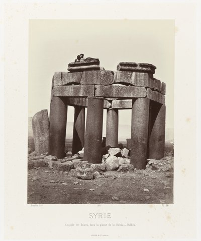 Mies, jonka on esittänyt qubba van Douris, nabij Baalbek Syyria. Douriksen kupoli, Bekàan tasangolla - Balbek (otsikko esineessä) Muinainen arkkitehtuuri: Egypti, Kreikka, Vähä-Aasia: Valokuva-albumi (sarjan nimi) tekijältä Félix Bonfils