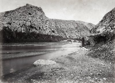 "Nahr el-Kalb" (koiran joki) Libanonin vuorten keskellä, lähellä Beirutia, Palestiinassa tekijältä Félix Bonfils
