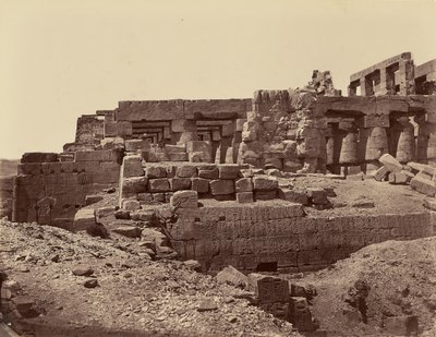 Temppelin 3. pylonin rauniot (kaakkoisosa) vasen puoli (Karnak) Theban kaupunki tekijältä Félix Bonfils