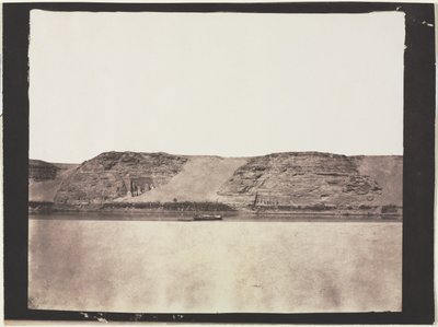 Yleisnäkymä kallioon kaiverretuista monumenteista Valokuvaajien Dahabiehin kanssa. Abu Simbel, 1851-1852. tekijältä Félix Teynard