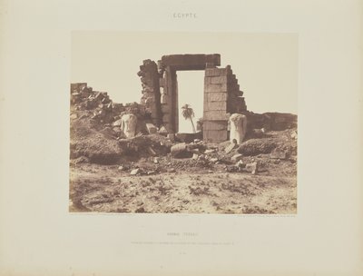 Karnak (Theba). Ensimmäinen pylväs - Portin ja kolossin rauniot, pisteestä E nähtynä. tekijältä Félix Teynard