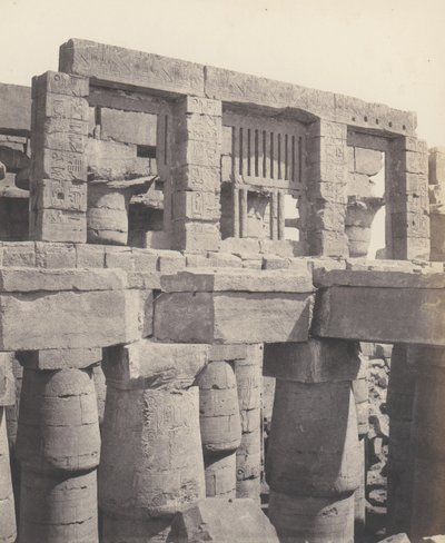 Karnak Thebes, Palatsi - Hypostyle Hall - Ikkuna ja pääkaupungit ..., 1851-52, painettu 1853-54. tekijältä Félix Teynard