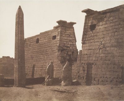 Luxor Thebes, aikaisempi rakentaminen - Colossi Pylon ja obeliski, 1851-52. tekijältä Félix Teynard