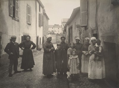 [Aikuisten ja lasten ryhmä Village Streetillä Auvergnessa], n. 1910. tekijältä Félix Thiollier
