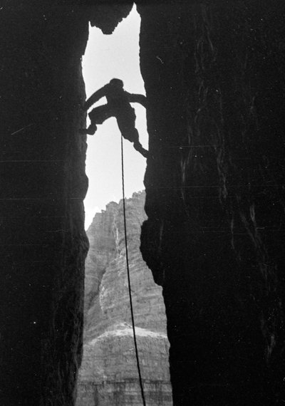 Dolomiitit: kiipeilijä Cima Grande di Lavaredon Dülferissä tekijältä Fosco Maraini