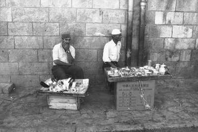 Katukauppiaita kadulla Jerusalemissa tekijältä Fosco Maraini