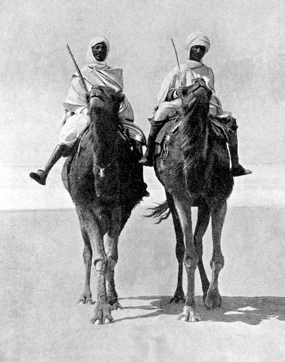 Kaksi arabia ratsastaa kameleilla Saharan autiomaassa Afrikassa, 1936. tekijältä Fox Photos