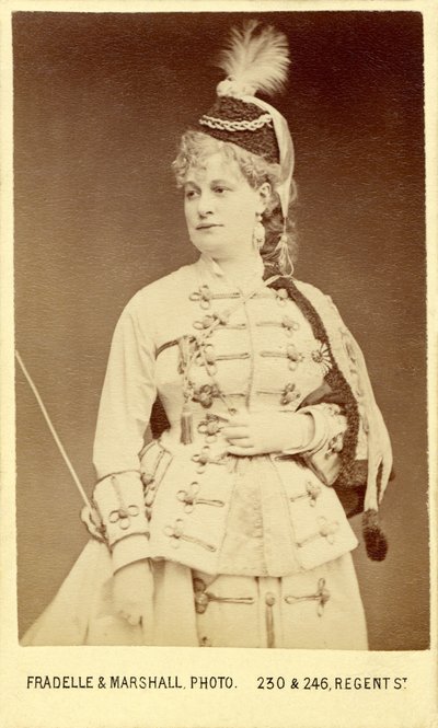 Offenbachin "La Grande-Duchesse de Gérolstein" (oopperabouffe) Emily Soldenen kanssa, joka näytteli vuoden 1867 Lontoon tuotannossa (Covent Garden) tekijältä Fradelle & Marshall