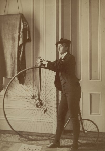 Dentro de casa com uma bicicleta Penny Farthing, c.1890 (foto sépia)finlandês tekijältä Frances Benjamin Johnston