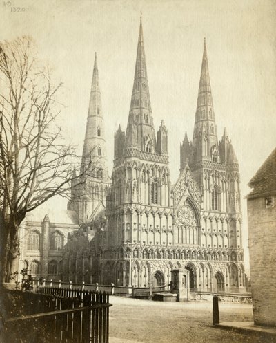 Lichfieldin katedraali, Staffordshire, vuodelta 1860 tekijältä Francis Bedford