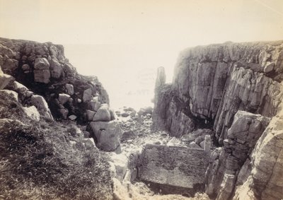 [Rocky Inlet with Seascape], 1870-luku. tekijältä Francis Bedford