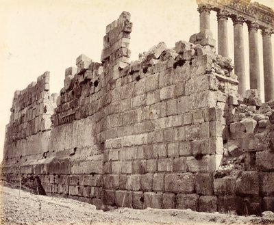 Auringon temppelin ulkoseinän länsipää, Baalbek tekijältä Francis Bedford