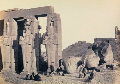 "Egypti ja Palestiina": yksityiskohta Ramesseumin osirilaisista pilastereista, Ramses II:n hautatemppeli, Thebes tekijältä Francis Frith