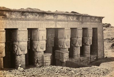 "Egypti ja Palestiina": roomalaisen aikakauden temppelin pronaosin julkisivu, joka on omistettu jumalatar Hathorille Dandarassa, Ylä-Egyptissä tekijältä Francis Frith