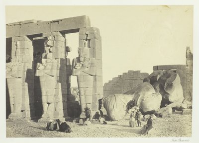 Osiriksen pilarit ja kaatunut suuri kolossi Memnoniumissa, Thebes, 1857. tekijältä Francis Frith