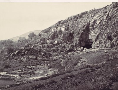 Jordanin päälähde, joka virtaa luolasta lähellä Baniasta, lähellä ..., n. 1857. tekijältä Francis Frith