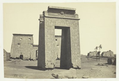 Sculptured Gateway, Karnac, 1857. tekijältä Francis Frith
