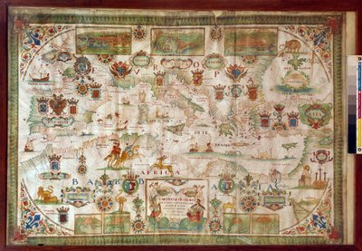 Välimeren maantieteellinen kartta, jossa näkyvät Euroopan rannikot (Ranska, Espanja, Italia ja Afrikka (Tunisia, Algeria, Egypti). Meri on asutettu hirviöillä ja karavelleilla, kun taas maalla näkyy kaikenlaisia eläimiä ja alueen asukkaita. regi tekijältä Francois Ollive