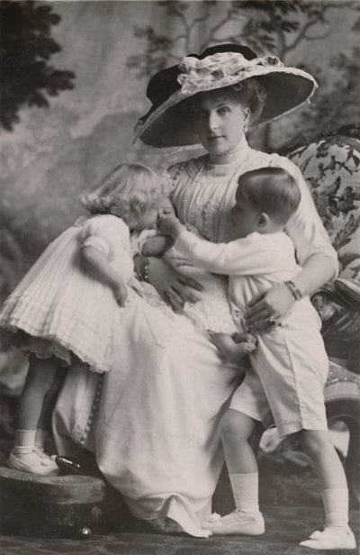"Espanjan kuningatar Victoria prinssi Alfonson, prinsessa Maria Christinan ja prinsessa Beatricen kanssa, 1911. tekijältä Frank Arthur Swaine