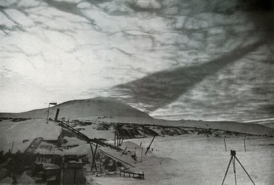 Erebus-vuoren varjo pilvien päällä, syyskuu 1911, 1913 tekijältä Frank Debenham