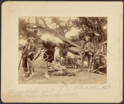 Lispenard Stewartin juhlat, #6 - 5th Ave., N.Y., trophyjen kanssa vanhan setripuun luona, Mammoth Hot Springs, Yellowstonen kansallispuisto. tekijältä Frank Jay Haynes