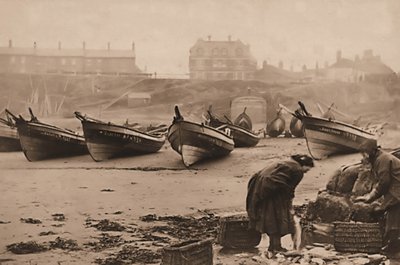 Naiset lastaamassa kalaa koreihin kalastusaluksista, Whitby Harbor tekijältä Frank Meadow Sutcliffe