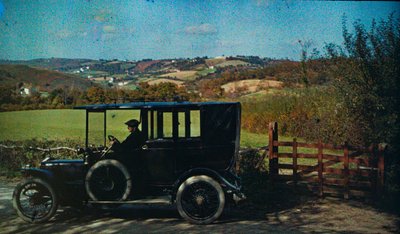 Varhainen väriautokromi noin vuonna 1916. Mies autossa, ehkä valokuvaaja Englannissa,... tekijältä Franklin Price Knott