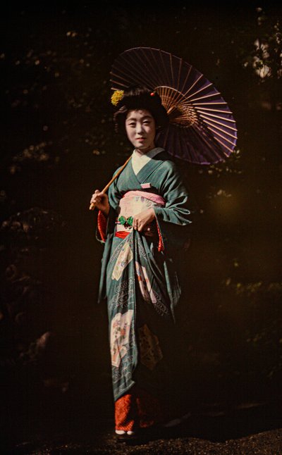 Japanilainen nainen pitelee aurinkovarjoa ja pukeutuu kimonoon, varhaisväriautokromi, noin 1916 (kuva) tekijältä Franklin Price Knott
