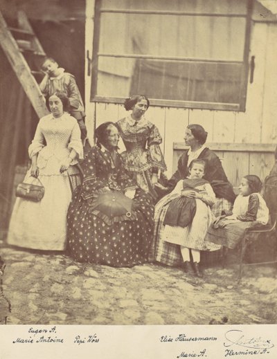 [Ryhmämuotokuva neljästä naisesta ja kolmesta lapsesta], 1850-60-luku. tekijältä Franz Antoine