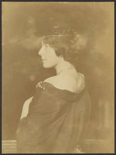 [Tuntemattoman naisen muotokuva] tekijältä Franz von Stuck