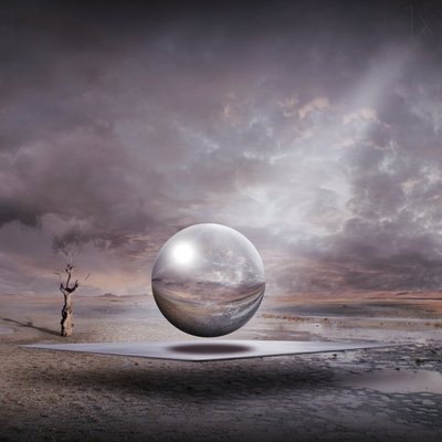 Surrealistinen aavikkopallo tekijältä Franziskus Pfleghart
