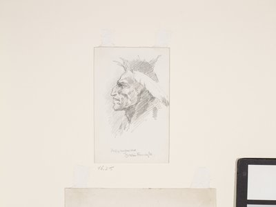 Intiaanipää, päivämäärä tuntematon (lyijykynä valkoiselle paperille) tekijältä Frederic Remington