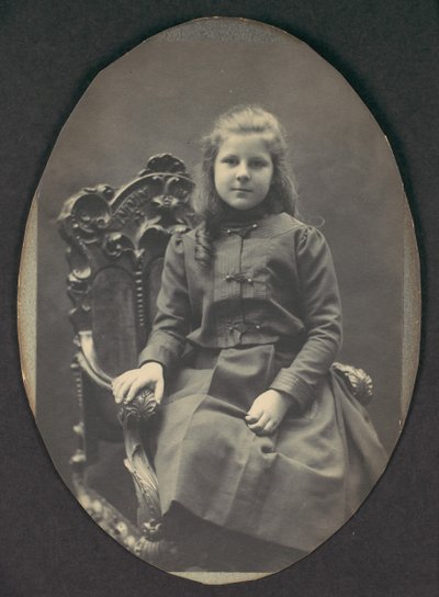 [Tyttö, jolla on sormukset, istuva, kolme neljäsosaa], 1890-luku. tekijältä Frederick Gutekunst