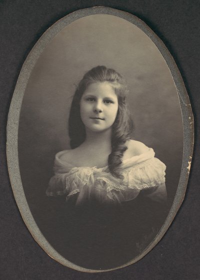 [Tyttö, jolla on valkoinen olkapäämekko], 1890-luku. tekijältä Frederick Gutekunst