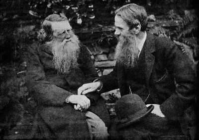 Ruskin ja Holman Hunt nauttivat keskustelusta taiteesta, c1925 tekijältä Frederick Hollyer