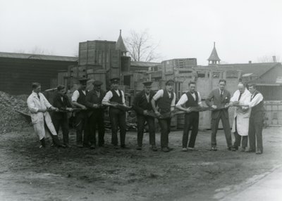 20 jalkaa pitkä Python, jota kantoi yksitoista Zoological Societyn henkilökunnan jäsentä, Lontoon eläintarha, 1924 tekijältä Frederick William Bond