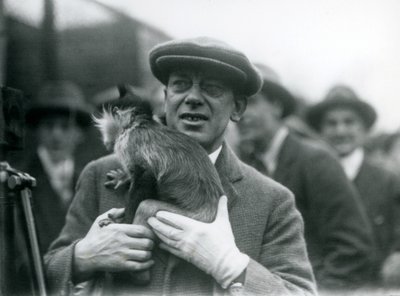 Mustaharjainen mangabey, mahdollisesti pisamia, ohjaajansa kanssa osallistumassa ulkolähetykseen Lontoon eläintarhasta, 1925 tekijältä Frederick William Bond