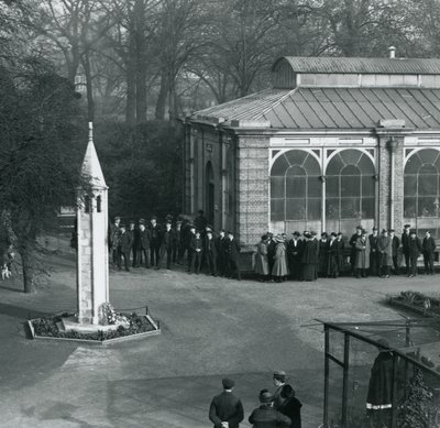 Aselepopäivä War Memorialissa Lontoon eläintarhassa, 11. marraskuuta 1923 tekijältä Frederick William Bond