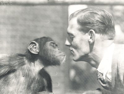 Booboo simpanssi ja John Shelly ZSL Lontoon eläintarhassa, syyskuu 1927 tekijältä Frederick William Bond