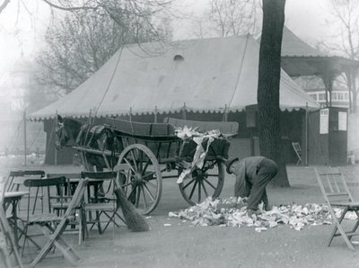 Siivous Lontoon eläintarhassa vuonna 1924 vietetyn juhlapyhän jälkeen (m/v kuva) tekijältä Frederick William Bond