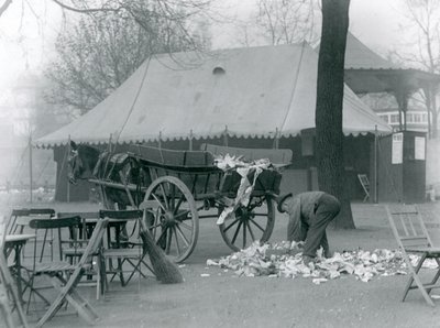 Siivous Lontoon eläintarhassa vuonna 1924 vietetyn lomapäivän jälkeen tekijältä Frederick William Bond