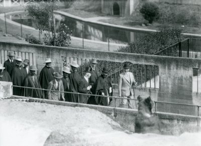 Sir Peter Chalmers Mitchell etiopialaisen valtionhoitajan Haile Selassien ja hänen seurueensa kanssa katselemassa ruskeakarhua Mappin Terracesilla Lontoon eläintarhassa, 1924 tekijältä Frederick William Bond