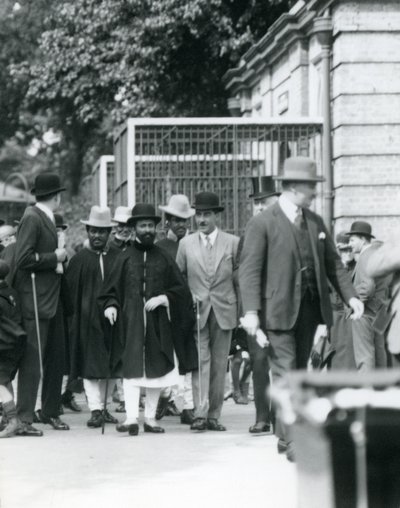 Sir Peter Chalmers Mitchell, Etiopian valtionhoitaja Haile Selassie ja hänen lähipiirinsä, Lontoon eläintarha, 1924 tekijältä Frederick William Bond