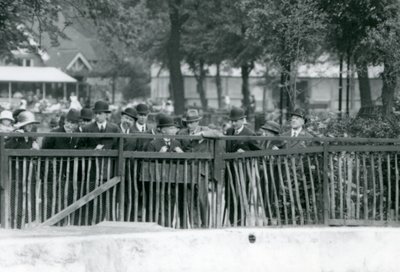 Italian kuningas Victor Emmanuel III vieraili Lontoon eläintarhassa vuonna 1924 tekijältä Frederick William Bond